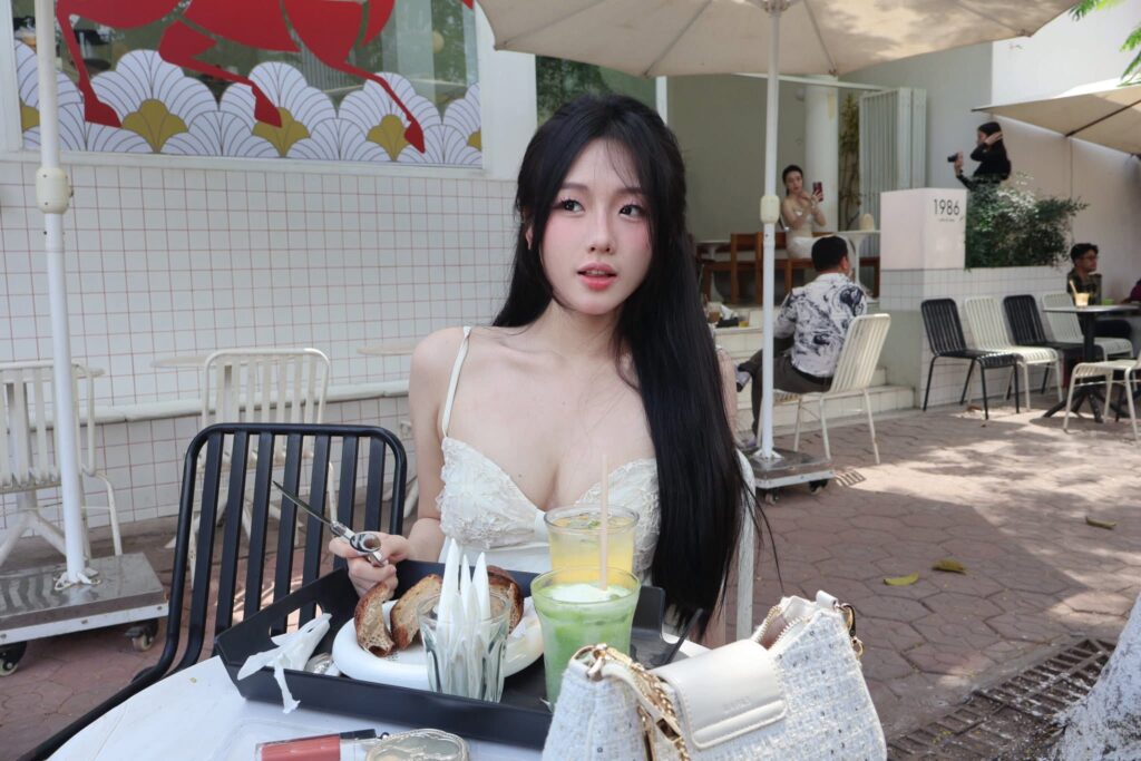 Hình Ảnh Rượu Ngon Gái Đẹp Khoảnh Khắc Ngọt Ngào Và Đáng Yêu Làm Rung Động Trái Tim